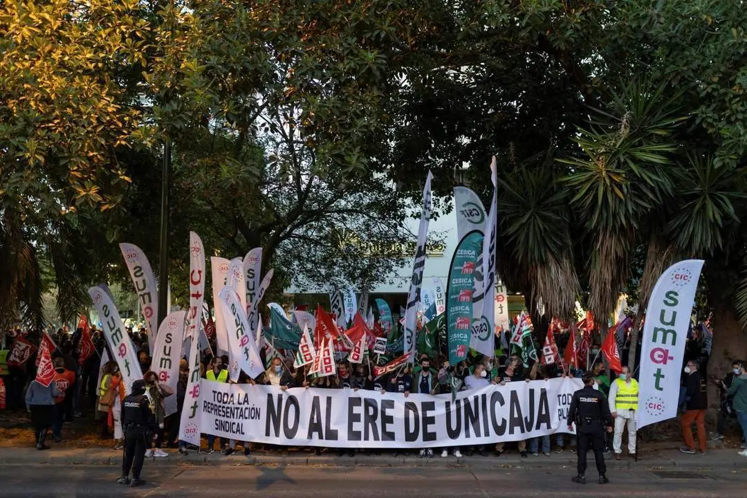 La primera protesta fue multitudinaria. - EFE/Carlos Diaz Mart&iacute;n