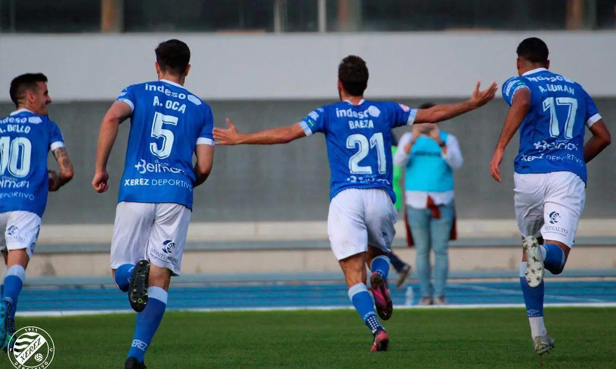 Baeza celebra su gol de este domingo frente al Don Benito en Chap&iacute;n. - xerezdfc.com