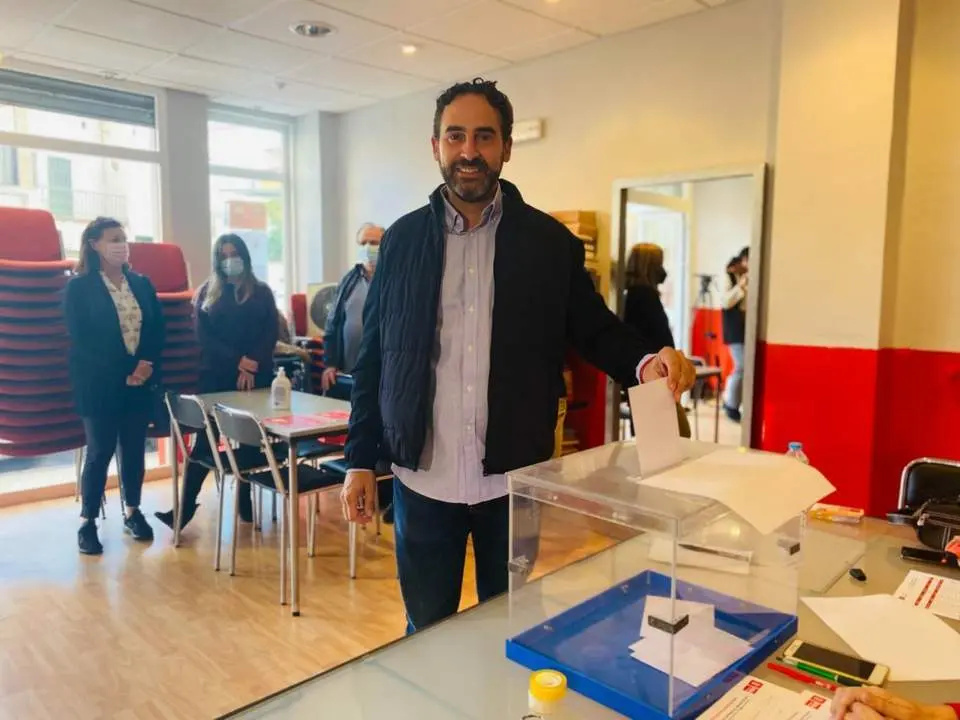 P&eacute;rez, en el momento de votar. - PSOE M&aacute;laga
