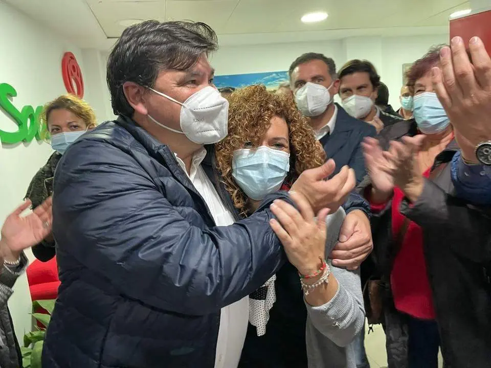 Los dos candidatos se abrazan tras conocer los resultados. - VH