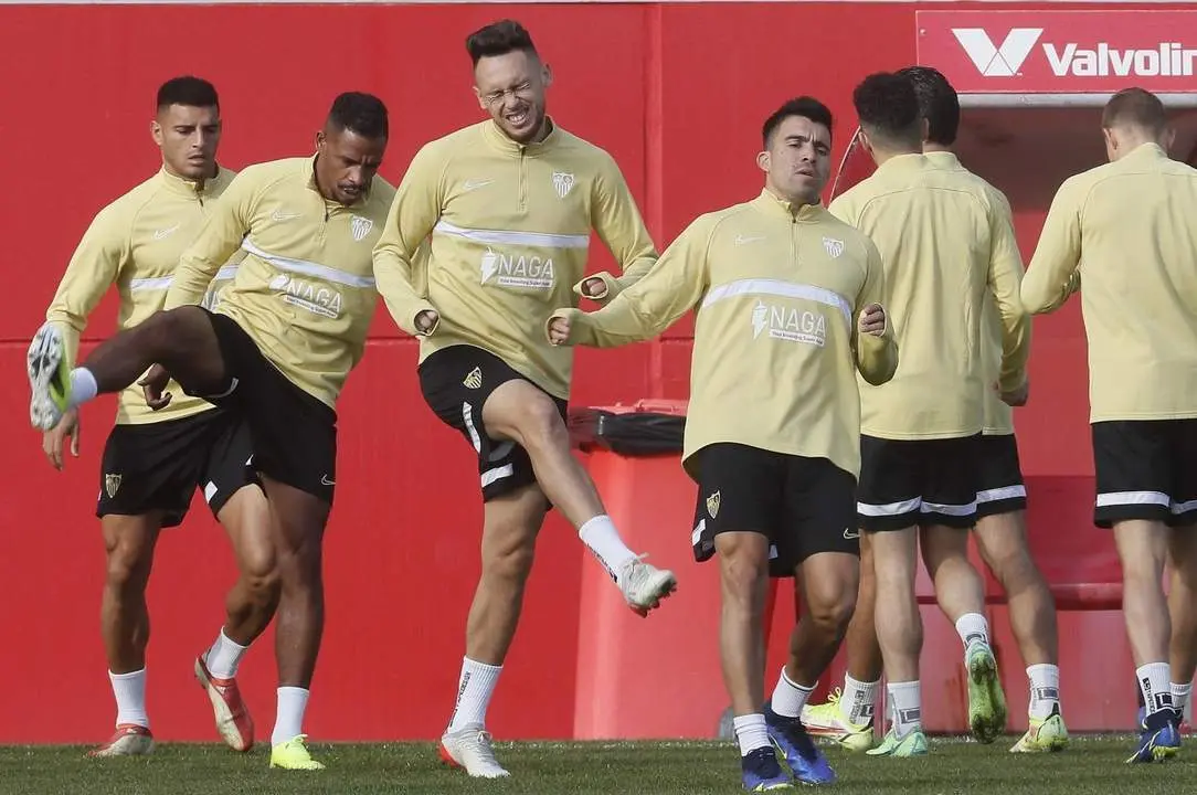 Diego Carlos, Fernando, Lucas Ocampos y Acu&ntilde;a durante el entrenamiento de este lunes. - efe