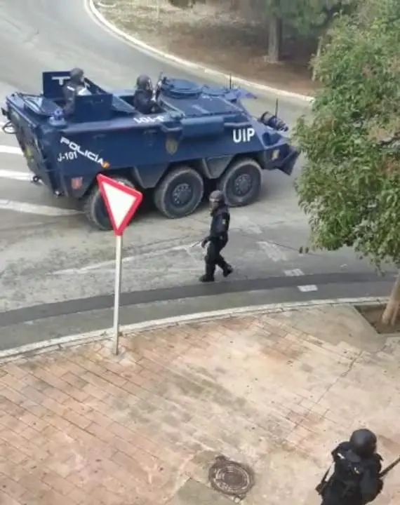 Despliegue en C&aacute;diz del BMR blindado de la Polic&iacute;a Nacional, la conocida como tanqueta, durante las protestas por la huelga del sector del metal. - Europa Press