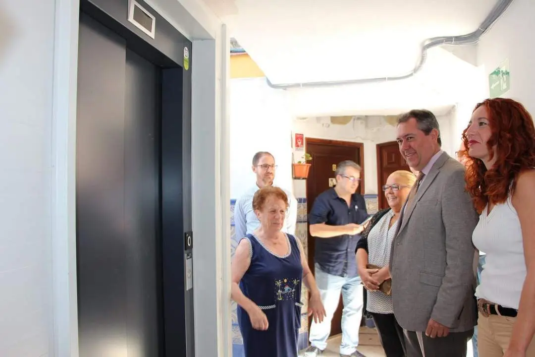 El alcalde de Sevilla, Juan Espadas, en una imagen de archivo tras finalizar la instalaci&oacute;n de un ascensor en una comunidad de vecinos beneficiadas. - AYTO SEVILLA