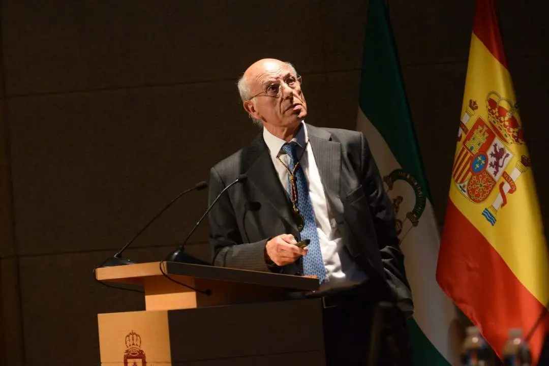 Jos&eacute; Manuel Revuelta Soba durante una conferencia. - A. Atienza