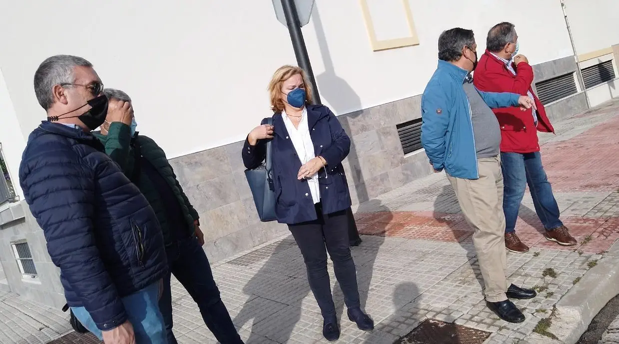 Con los vecinos de la zona. - 