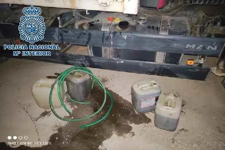 Garrafas llenas de la gasolina robada. - Polic&iacute;a Nacional de M&aacute;laga
