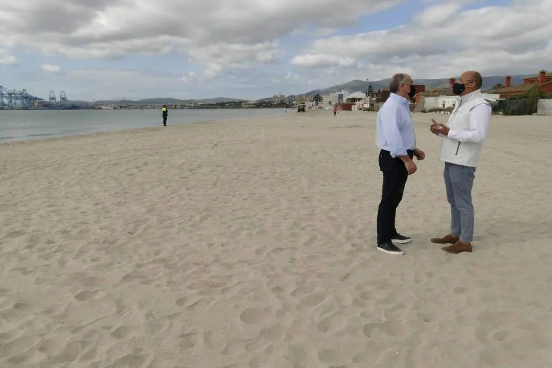 Mart&iacute;nez (d), junto al alcalde de Algeciras. - A. I.