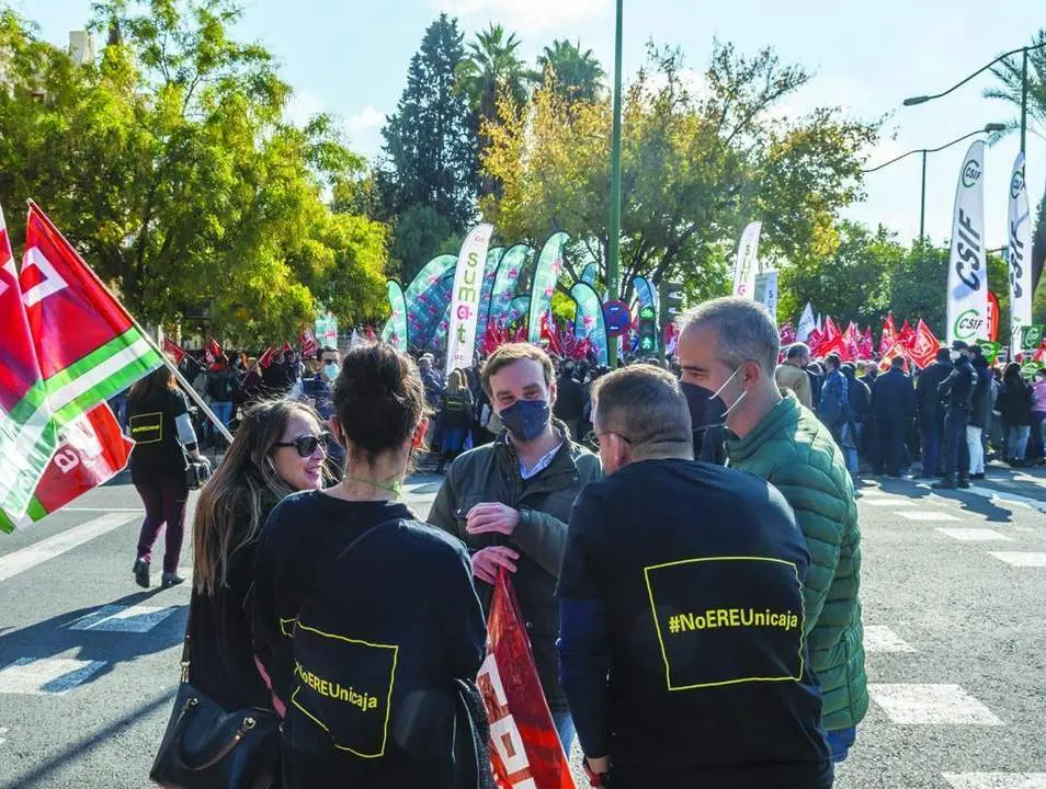 Protesta durante la jornada de huelga del pasado viernes en Unicaja Banco.   - EFE