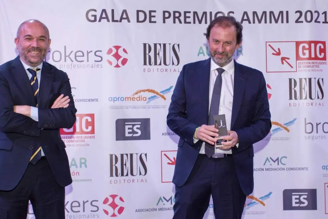 Fernando Luis Camis&oacute;n Fern&aacute;ndez tras recibir el galard&oacute;n - La Caja Comunicaci&oacute;n