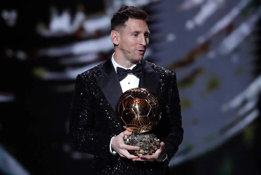 Leo Messi y su s&eacute;ptimo Bal&oacute;n de Oro. - EFE
