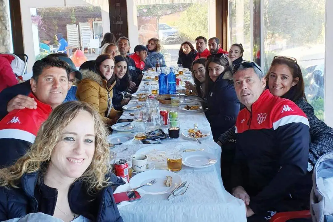 Jugadores y familiares en la comida de convivencia que tuvieron tras el partido - JS