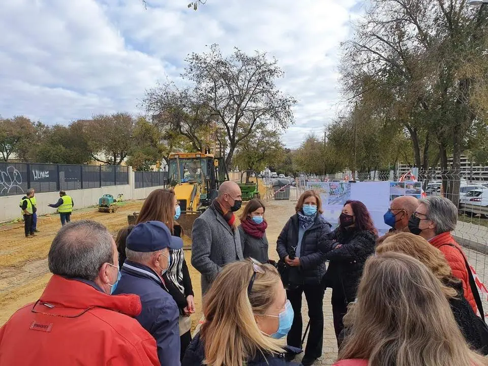 Los delegados Antonio Mu&ntilde;oz y Encarnaci&oacute;n Aguilar, en la visita cursada al entorno del Conservatorio de Triana, donde han empezado las obras de mejora. - AYTO DE SEVILLA
