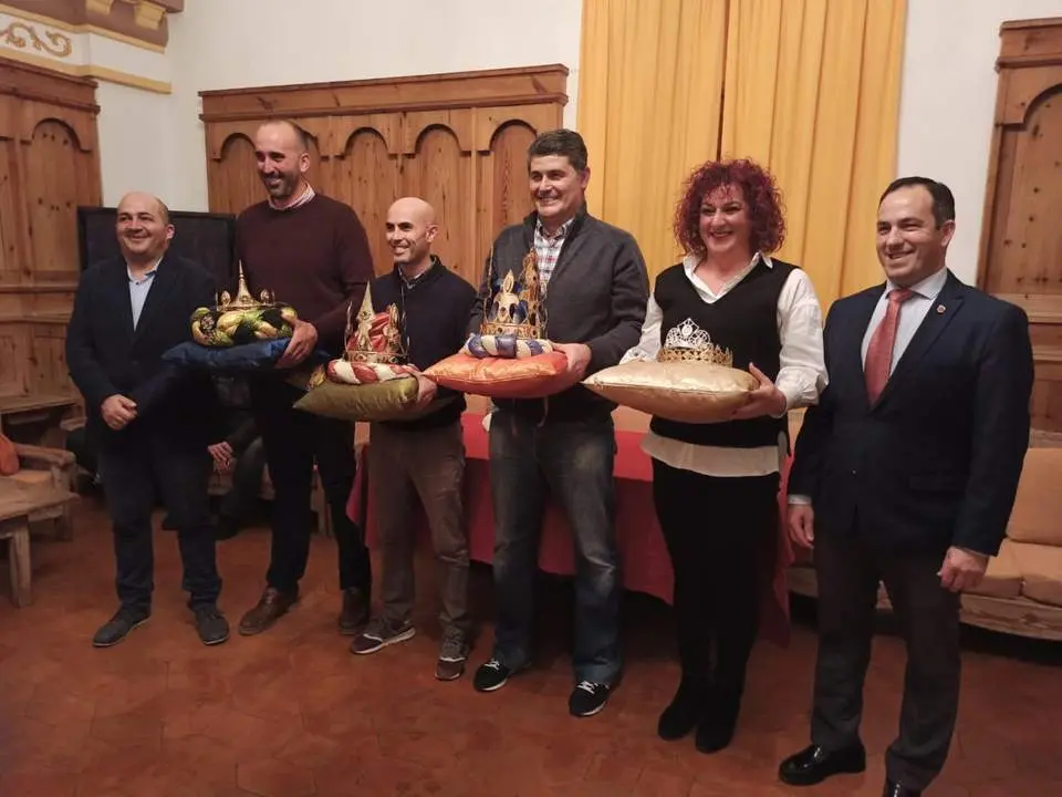 Los 'ayudantes' de los Reyes Magos y la Estrella de Oriente reciben sus coronas. - I. Berm&uacute;dez