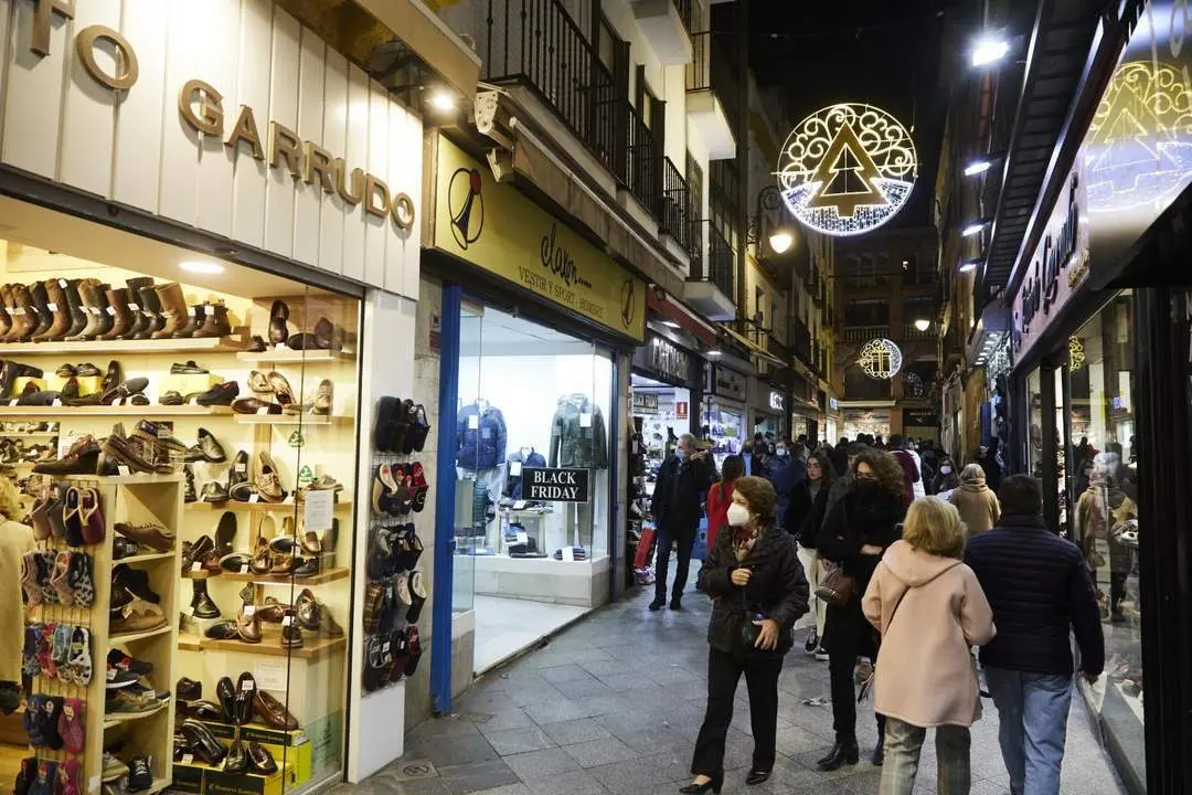 Calle C&oacute;rdoba durante el encendido de las luces de Navidad.  - Joaqu&iacute;n Corchero / EUROPA PRESS
