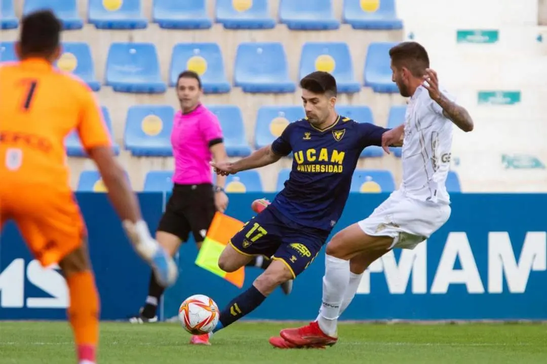 Una acci&oacute;n de ataque del UCAM Murcia ante el Algeciras - UCAN