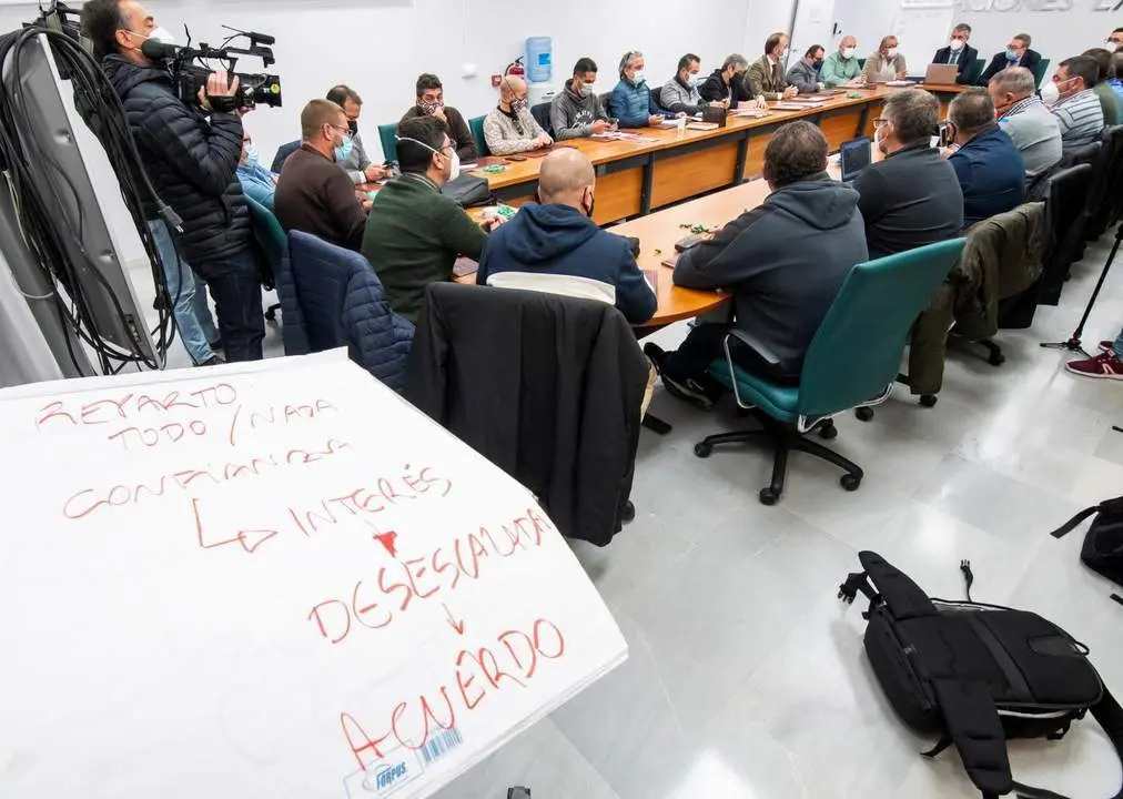 Representantes sindicales y de la Federaci&oacute;n de Empresarios del Metal de C&aacute;diz (Femca), reunidos ayer en Sevilla.  - EFE/Ra&uacute;l Caro