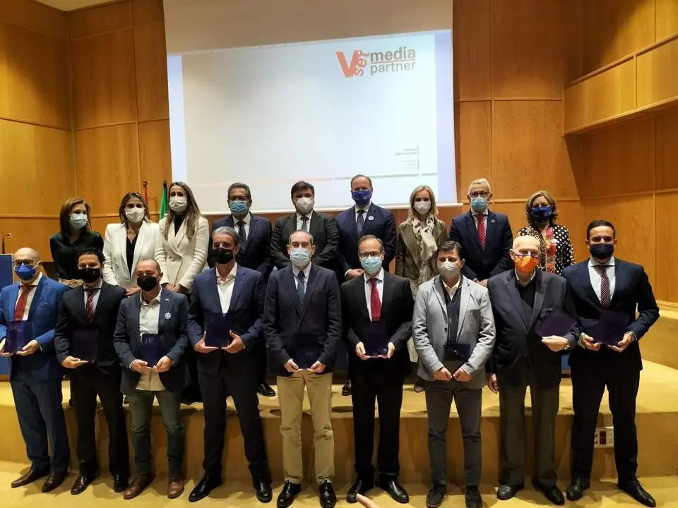 Foto de familia de los Premios Empresario del A&ntilde;o de Huelva. - VH