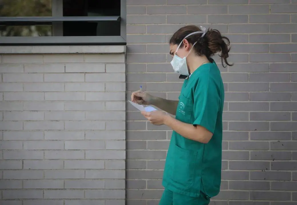 Personal sanitario del centro de salud El Cachorro.  - MAR&Iacute;A JOS&Eacute; L&Oacute;PEZ / EUROPA PRESS