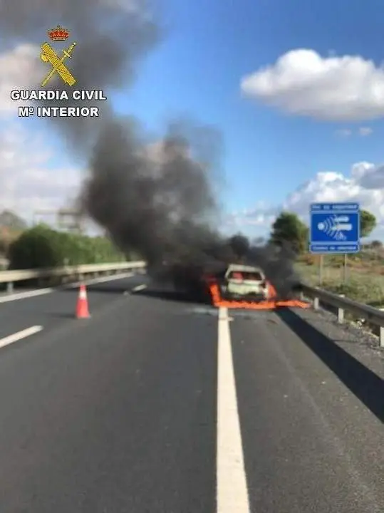 Veh&iacute;culo en llamas. - Guardia Civil