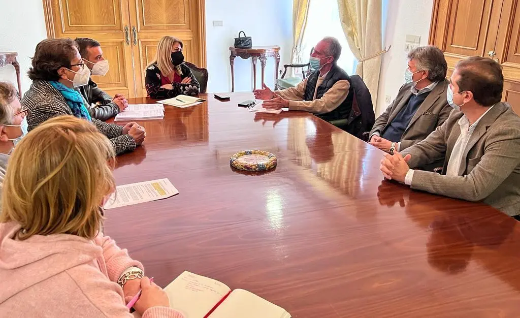 La alcaldesa y el delegado de Urbanismo reunida con los vi&ntilde;istas y bodegas afectadas.  - Jerez.es
