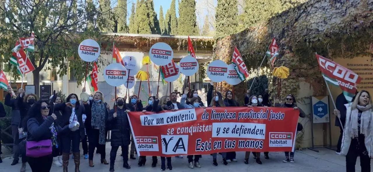 Proptesta por el convenio con las trabajadoras de la limpieza. - Europa Press