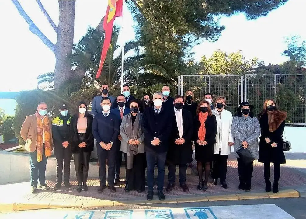 La Corporaci&oacute;n municipal y una representaci&oacute;n de la Polic&iacute;a se dieron cita un a&ntilde;o m&aacute;s en el monumento a la Constituci&oacute;n espa&ntilde;ola.  - ayuntamiento