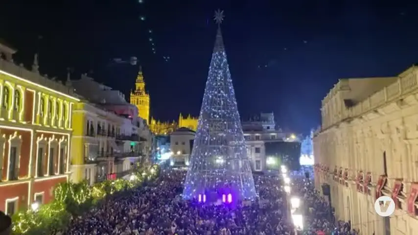 Sevilla inaugura su &aacute;rbol de luces led m&aacute;s grande de Europa