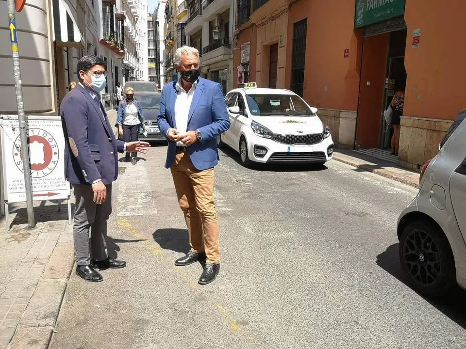 &Aacute;lvaro Pimentel, con el concejal Miguel &Aacute;ngel Aumesquet, en la calle Zaragoza. - AI