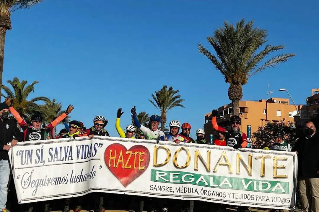 Pancarta de apoyo antes de la salida de la Carrera BTT - Ope Almengl&oacute;