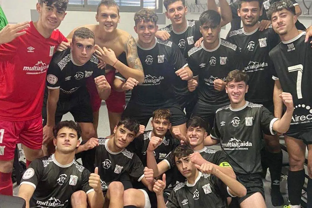 El equipo juvenil B del Atl&eacute;tico Sanluque&ntilde;o celebra el triunfo obtenido en Pozoblanco - ASCF