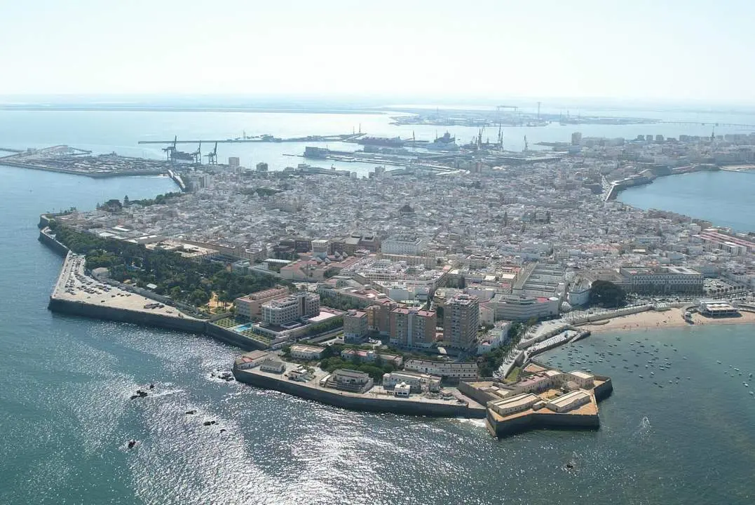 Vista a&eacute;rea de la ciudad de C&aacute;diz. - AYUNTAMIENTO DE C&Aacute;DIZ