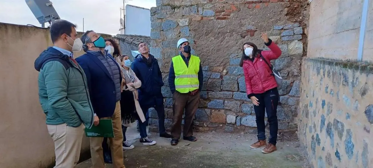 Alfredo Mart&iacute;n en su visita a las obras del Castillo de Aroche. - VH
