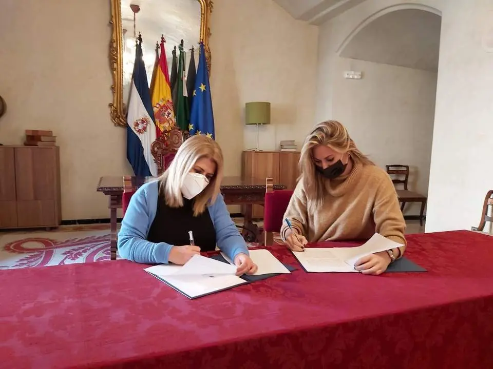 La alcaldesa y Ana Bel&eacute;n Morillo en la firma del convenio entre Ayuntamiento y la Asociaci&oacute;n Flamenca Unlimited - jerez.es