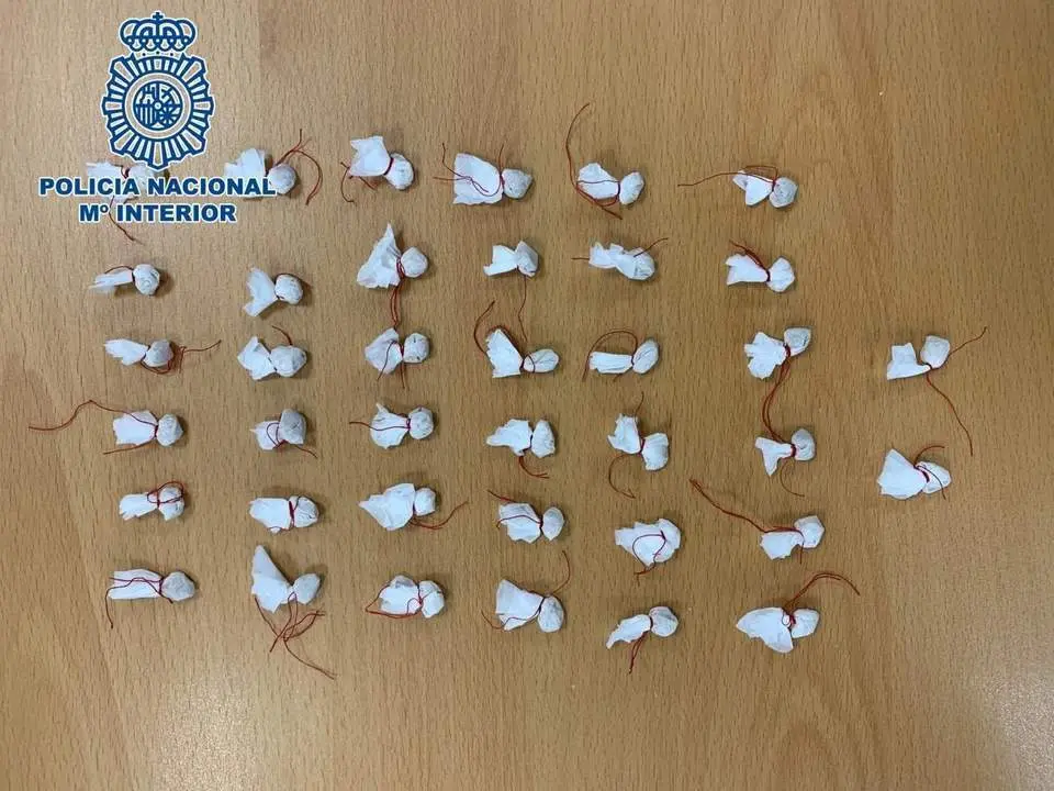 Papelinas de coca&iacute;na y hero&iacute;na incautadas en una imagen de archivo, - POLIC&Iacute;A NACIONAL