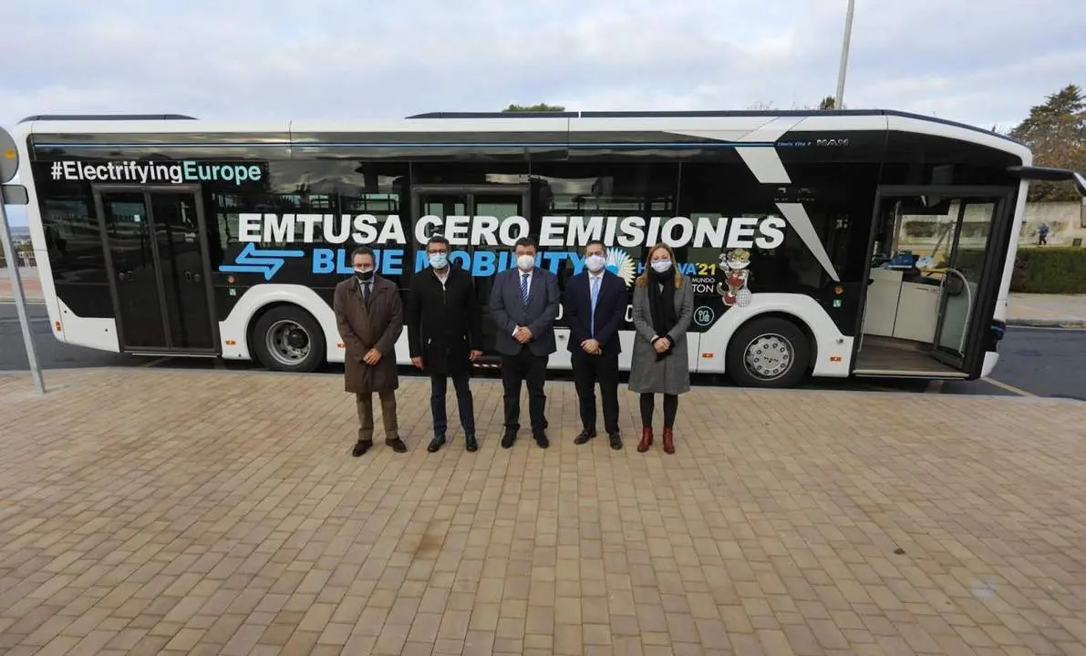 Presentaci&oacute;n del primer autob&uacute;s 100% el&eacute;ctrico de Huelva. - VH