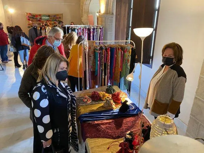 La alcaldesa inaugurando el mercadillo.  - Jerez.es