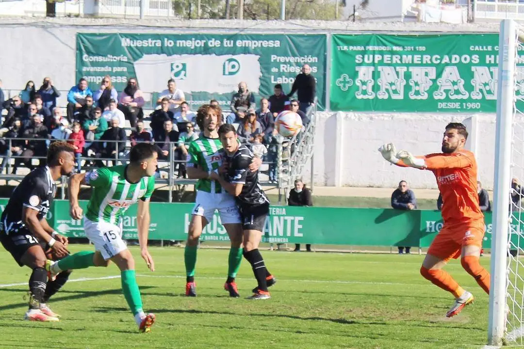 Julen Azkue y Javi Barrio buscan el remate ante el portero visitante Lucas - Ra&uacute;l J. Bustillos