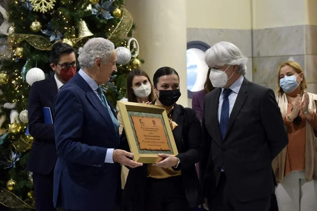 Entrega delr econocimeinto. - Colegio de abogados
