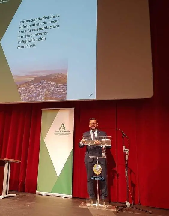 El viceconsejero de Turismo, Regeneraci&oacute;n, Justicia y Administraci&oacute;n Local, Manuel Alejandro Cardenete, en las jornadas. - VH