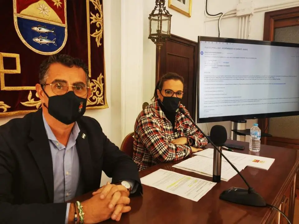 El alcalde, Miguel Molina, y la edil de Hacienda, Tamara Caro, en la rueda de prensa de este lunes. - 