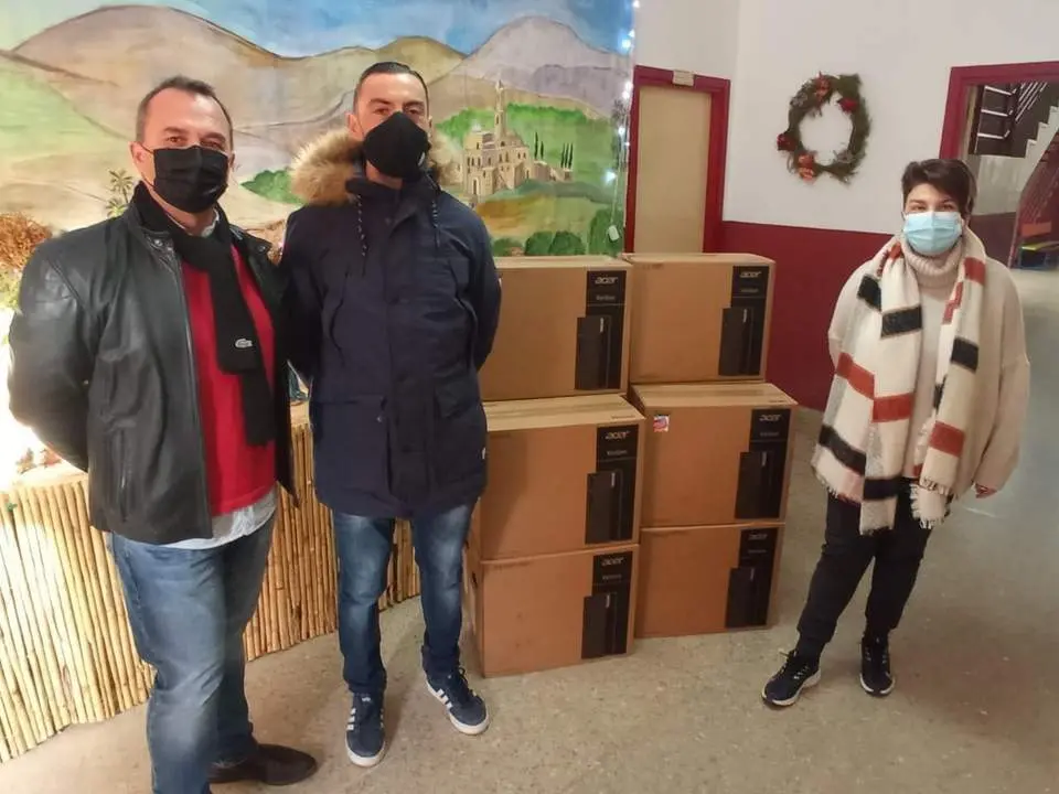 Entrega del material inform&aacute;tico al colegio. - 