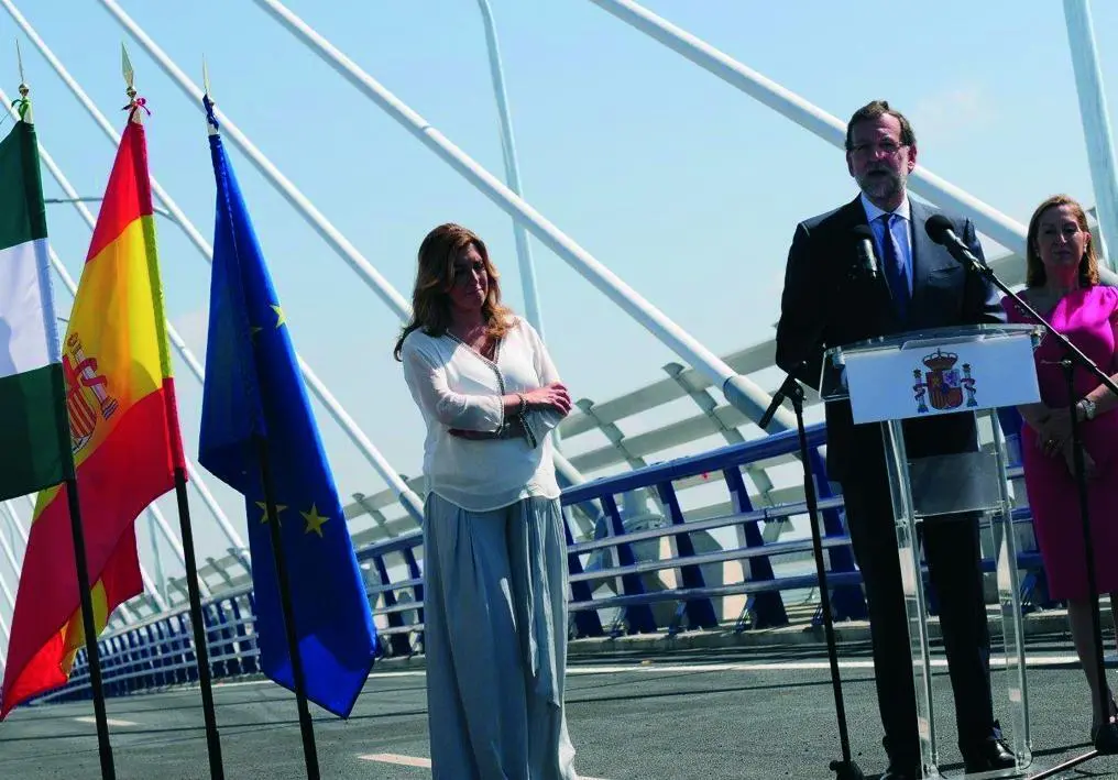 El entonces presidente Rajoy, con Susana D&iacute;az y Ana Pastor, en la nauguraci&oacute;n del puente.  - Eulogio Garc&iacute;a