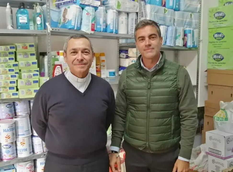 El p&aacute;rroco de La Candelaria, Manuel S&aacute;nchez junto al presidente del Colegio Oficial de Aparejadores de Sevilla, Jos&eacute; Manuel Flores. - COAAT