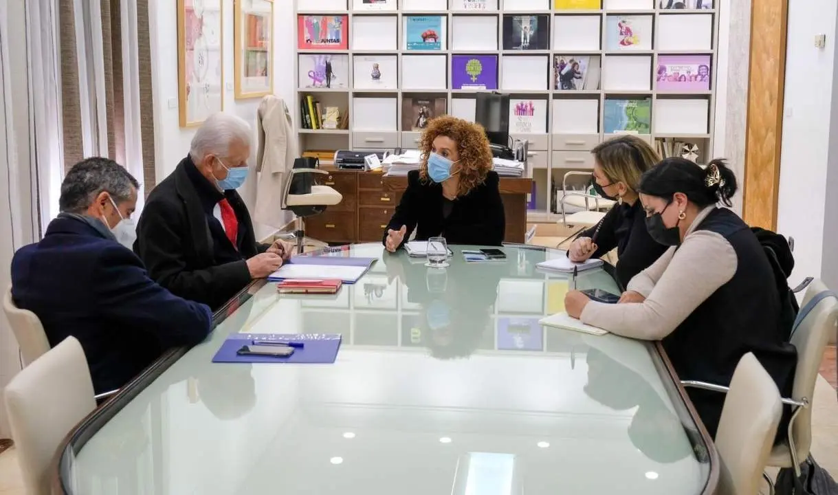 Reuni&oacute;n de la presidenta de la Diputaci&oacute;n de Huelva, Mar&iacute;a Eugenia Lim&oacute;n, con el presidente del CESpH, Juan Antonio M&aacute;rquez Dom&iacute;nguez. - VH