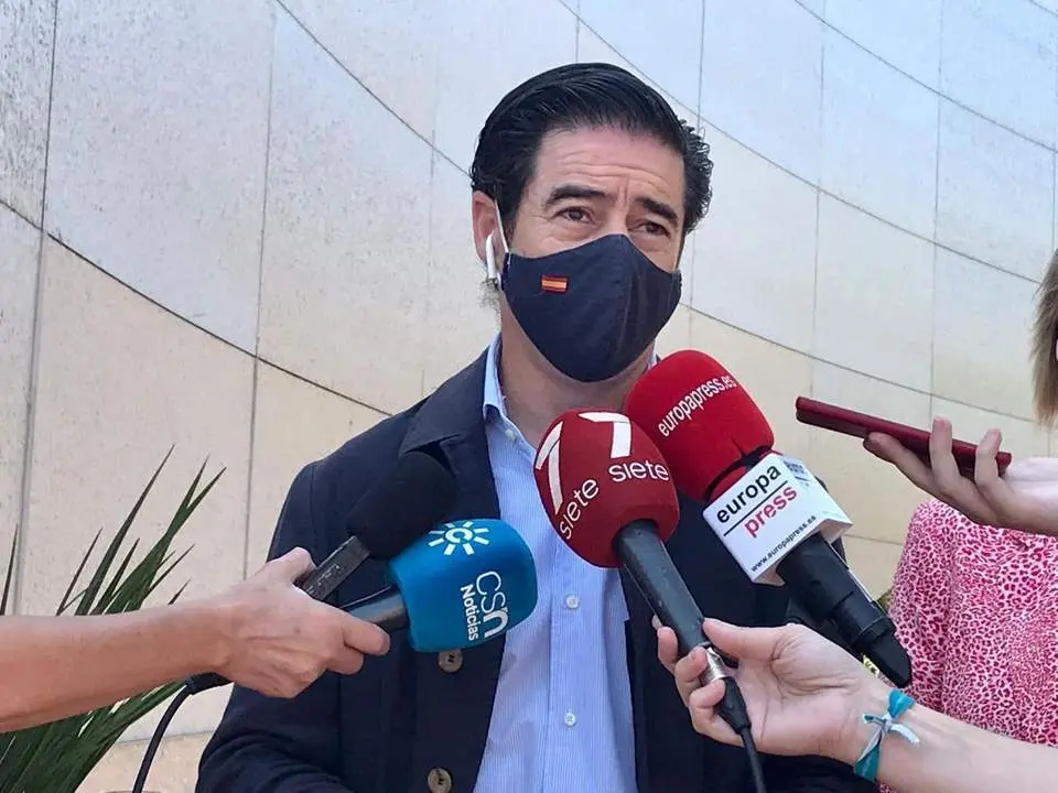 Imagen de archivo de Antonio Luque atendiendo a los medios. - AHS