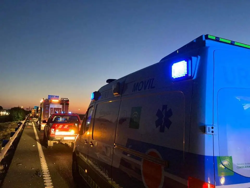 Veh&iacute;culos de emergencia en la zona del accidente. - DCCU M&oacute;vil Condado Campi&ntilde;a