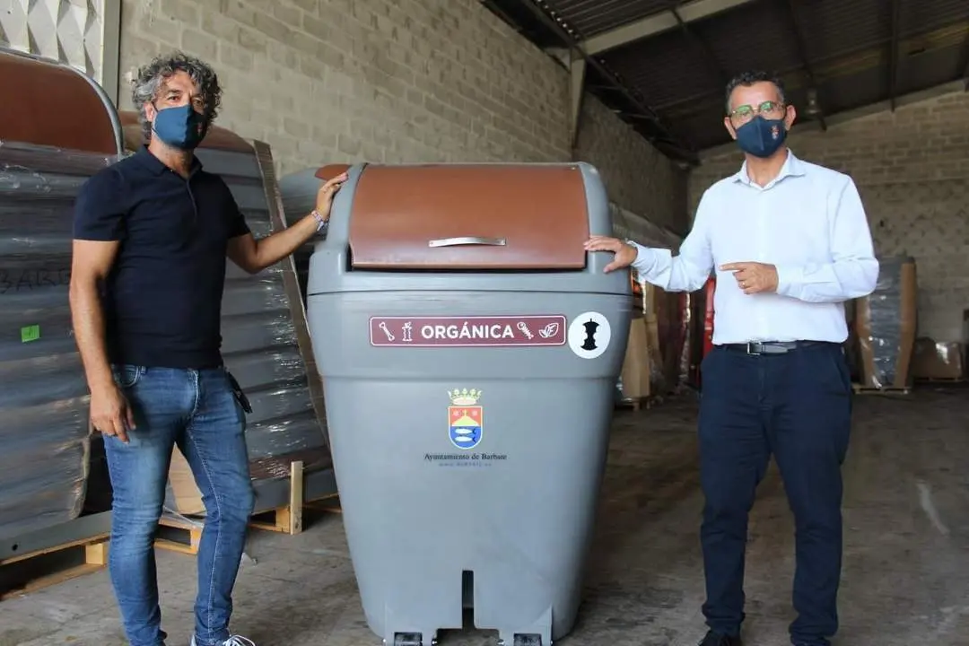 Jim&eacute;nez y Molina junto a los nuevos contenedores. - A.I.