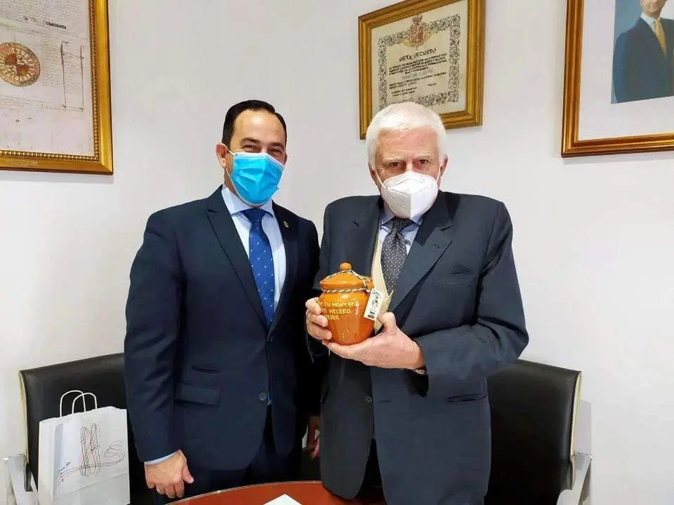 El alcalde obsequia a Vasile con el tradicional lomo en manteca de Vejer. - A.I.