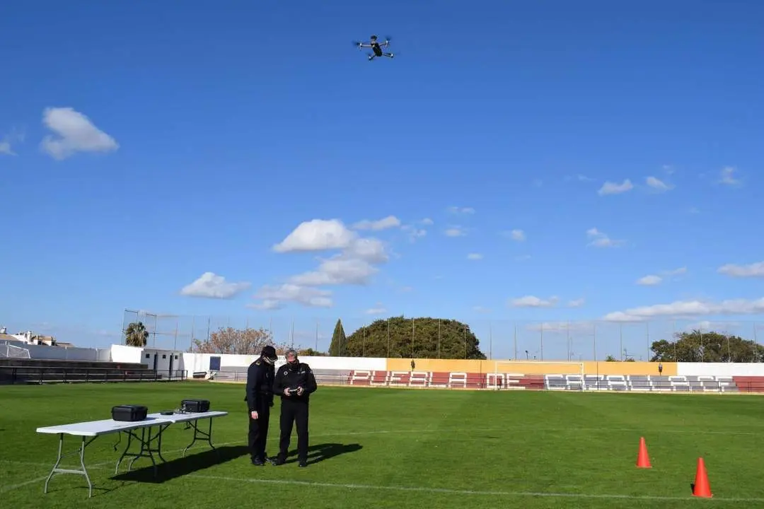 Prueba del nuevo dron de la Polic&iacute;a Local de La Puebla de Cazalla. - AYUNTAMIENTO DE LA PUEBLA DE CAZALLA