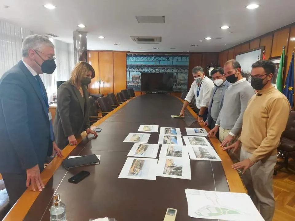 Reuni&oacute;n en el Puerto de Huelva sobre el proyecto del entorno de Col&oacute;n. - VH